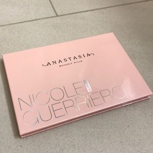 Anastasia Beverly Hills x Nicole Guerriero GlowKit